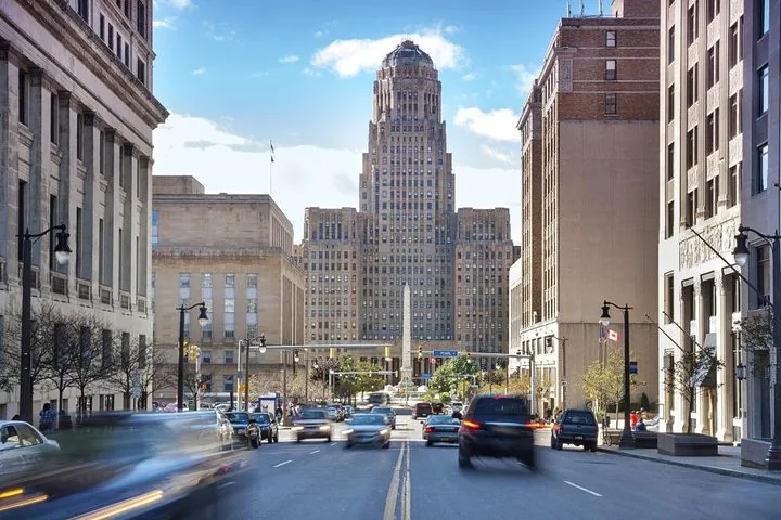 Straßenansicht der Buffalo City Hall mit vorbeifahrenden Autos