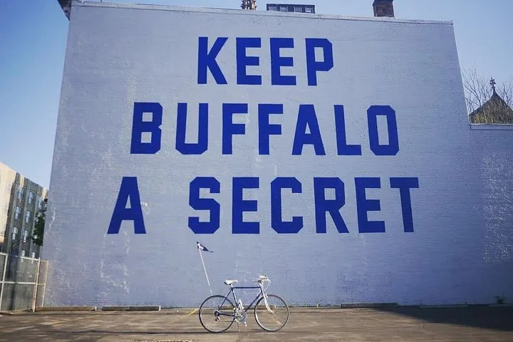 Ein einzelnes Fahrrad, geparkt vor einem 'Keep Buffalo A Secret'-Wandgemälde.